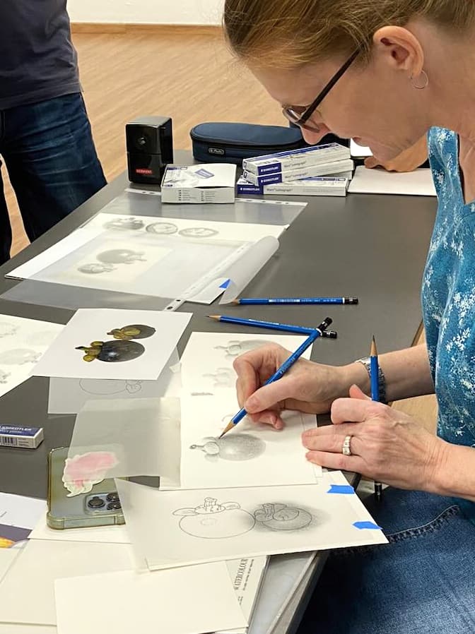 Kelly Bassett demonstrating graphite pencil techniques in a workshop